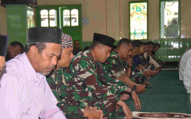 Shalat jumat bersama warga