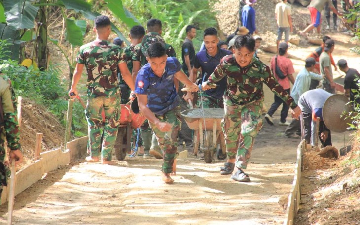 Pengerjaan rabat jalan di Desa Sukorejo
