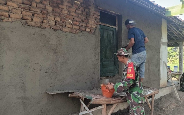 Pengerjaan rumah warga desa binaan