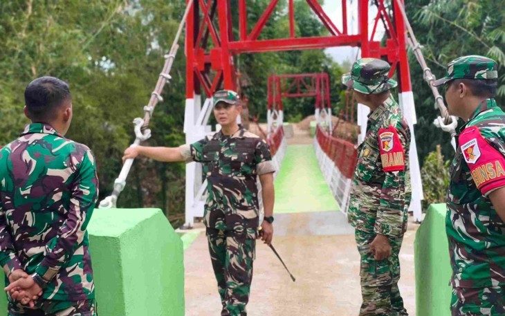 Dandim 1428/Mamasa Letkol Arh Edwin Hermawan saat meninjau jembatan gantung garuda Dusun Betteng, Minggu (10/5)