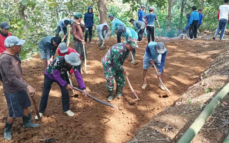 Kerja bakti pelebaran jalan