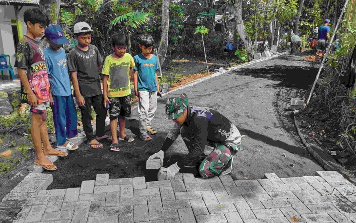 Pemasangan paving blok di wilayah Desa Brabe