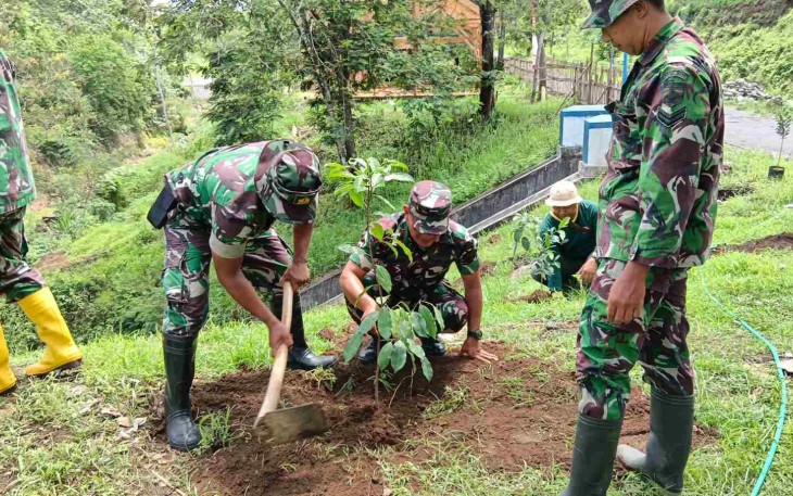 Tanam pohon di bantaran sungai Dam 8