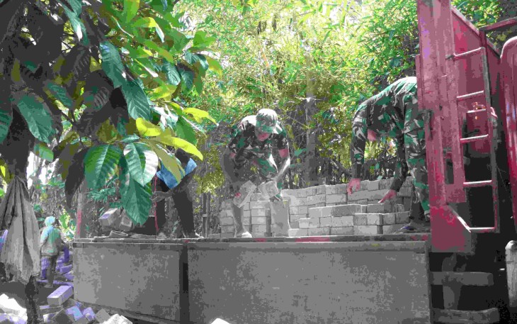 Material paving blok pengerjaan jalan Dusun Klagin