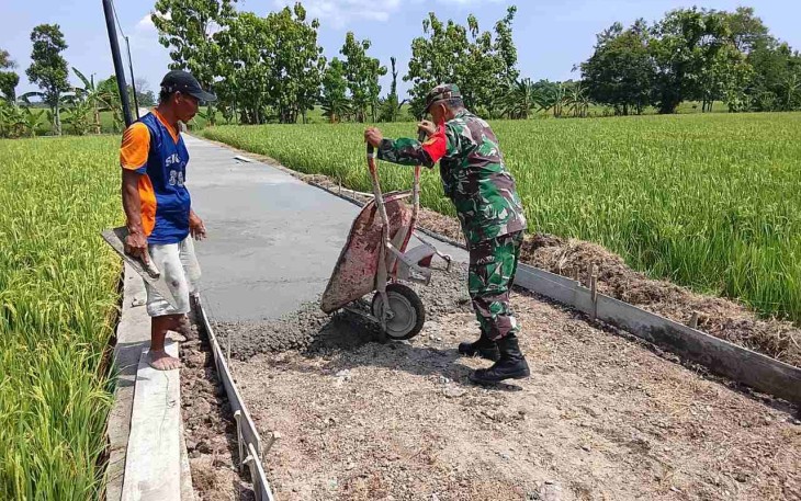Bangun jalan sawah wilayah desa binaan