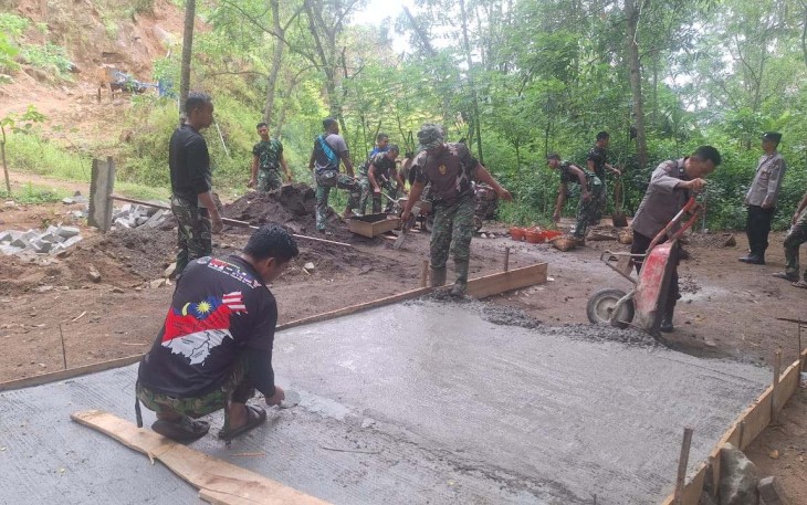 Pengerjaan rabat jalan di Desa Sukorejo