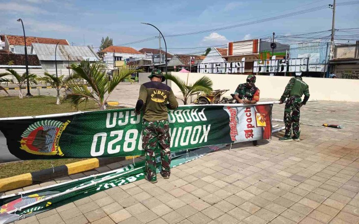 Pasang umbul-umbul di lokasi TMMD