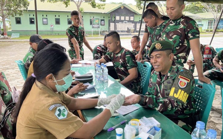 Pemeriksaan kesehatan prajurit Yonarmed 12 Kostrad