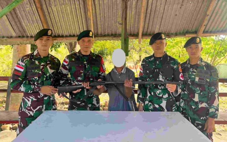 Penyerahan senjata api sukarela warga perbatasan