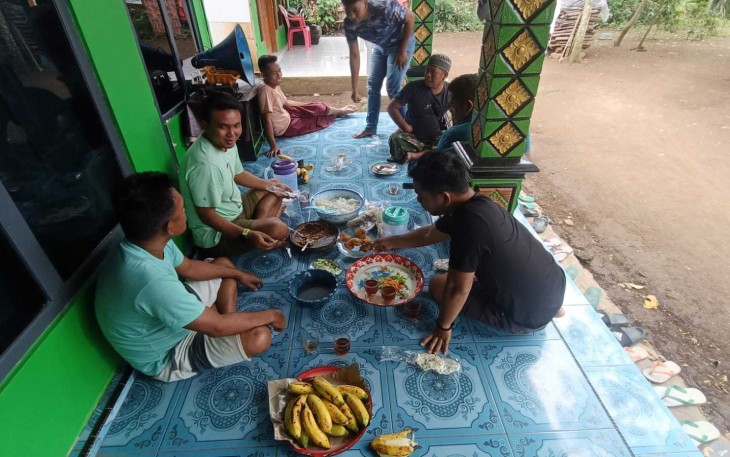 Kebersamaan saat istirahat di lokasi TMMD