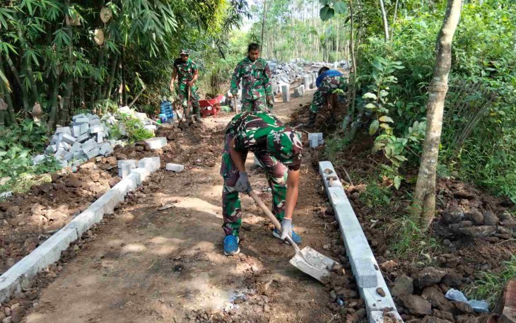 Pemasangan bagesting pavingisasi jalan dusun Klagin
