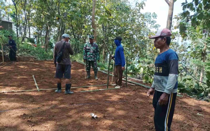 Bangun lapangan voli di wilayah desa binaan