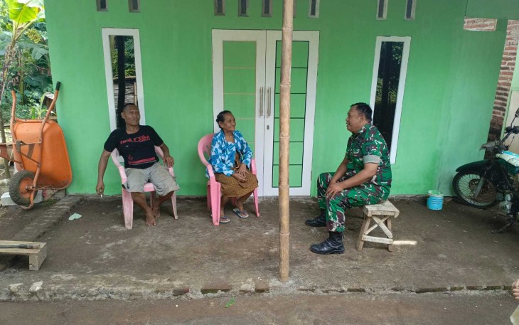 Mbah Rikso penerima RTLH 