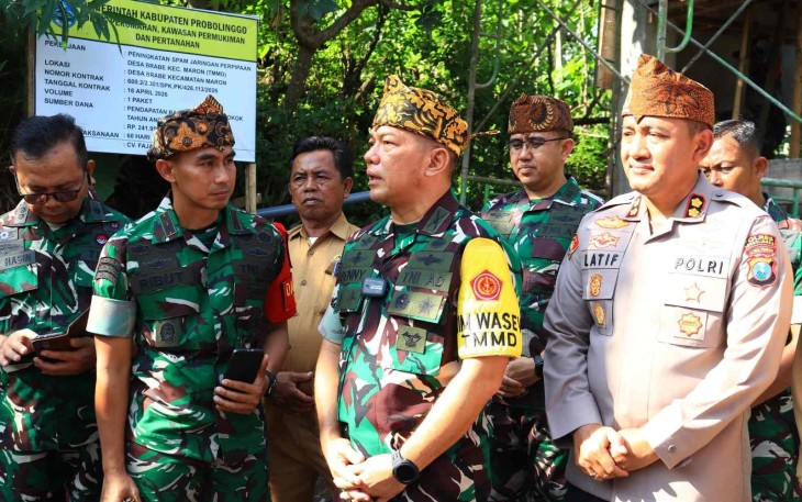 Tim Wasev Sterad TNI AD saat meninjau TMMD ke-128 di Desa Brabe