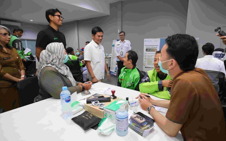 Wamenkes Prof dr Dante Saksono Harbuwono berdialog dengan driver gojek