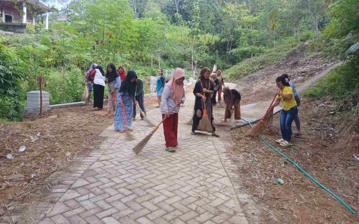 Bersihkan jalan desa Sukorejo