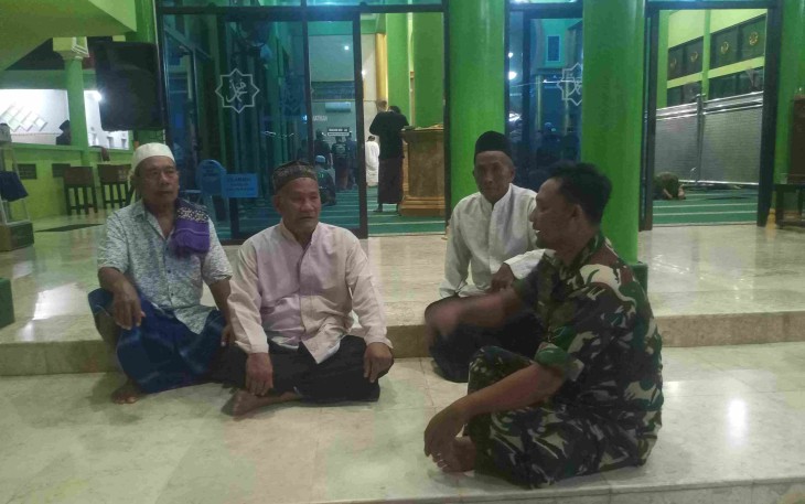 Komsos bersama warga desa lokasi TMMD