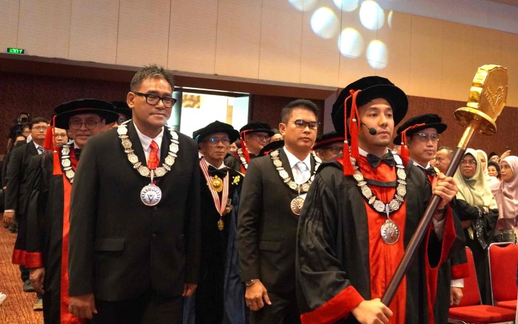 Pimpinan Universitas Pertamina bersama Presiden  Direktur Pertamina Foundation Agus Mashud S. Asngari dan Direktur Penunjang Bisnis PT Pertamina (Persero) M.Erry Sugiharto dalam acara Wisuda ke-XIV Universitas Pertamina, di Gedung Sasana Kriya TMII, Senin (25/5/2026).