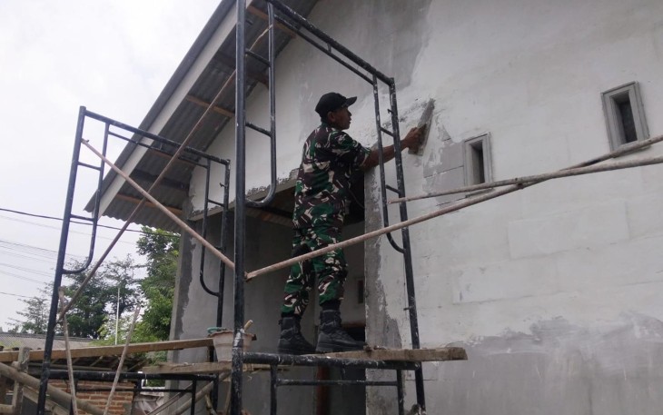 Bantu rehab rumah warga desa binaan
