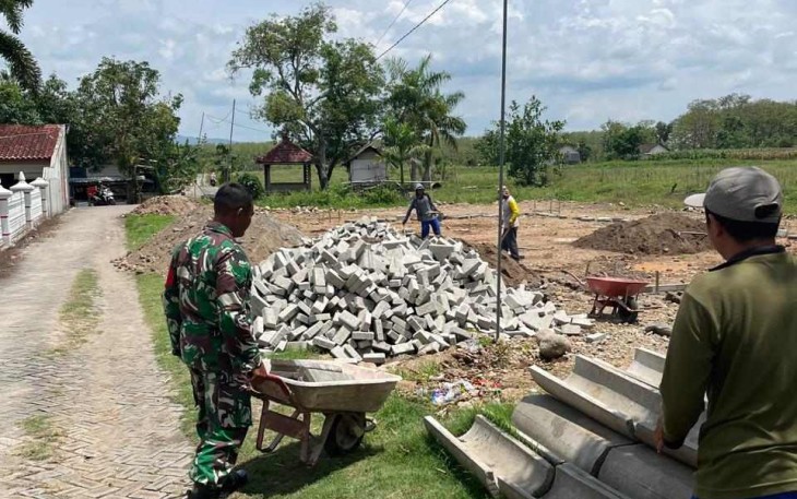 Bantu pembangunan lapangan voli