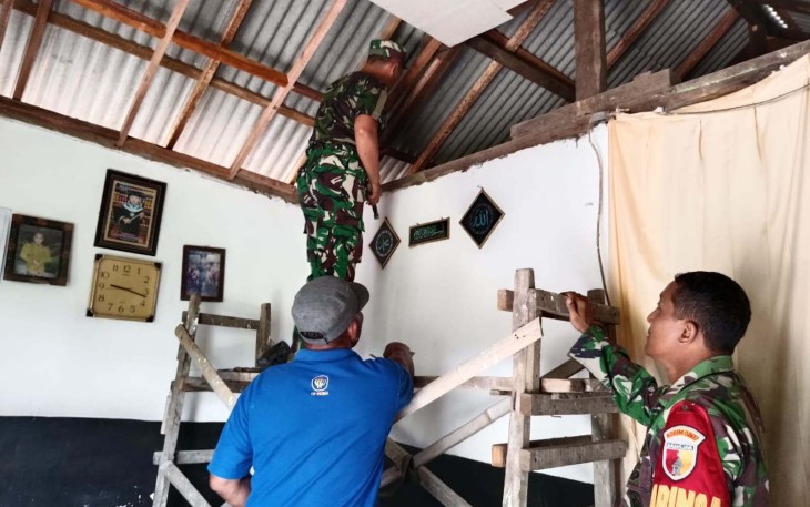 Pemasangan Plafon, Impian Rumah Layak Huni Bapak Marni Kian Dekat Terwujud