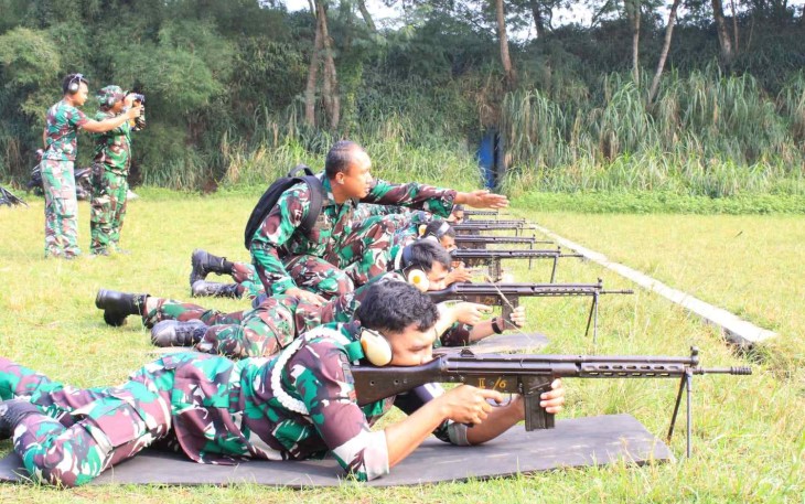 Latihan menembak laras panjang