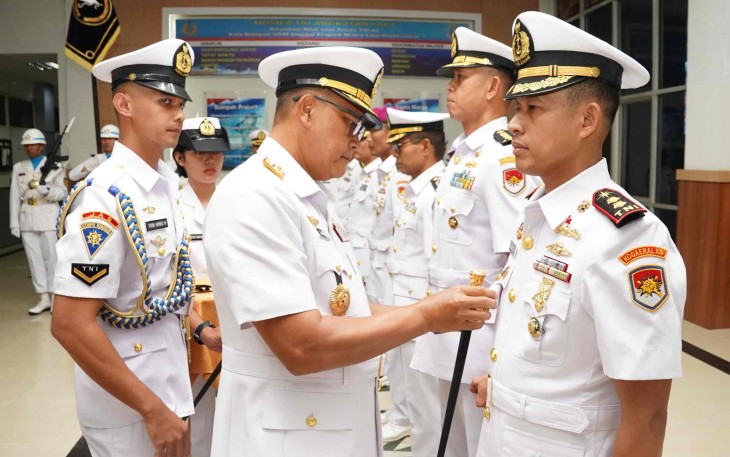 Dankodaeral XIV Laksamana Muda TNI Djatmoko menyambut Wapres Gibran, Selasa (21/4)