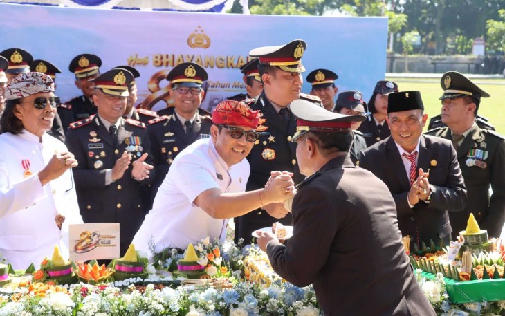Kapolres Tabanan AKBP I Putu Bayu Pati menerima ucapan selamat Bupati Tabanan Dr I Komang Gede Sanjaya, Rabu (1/7)