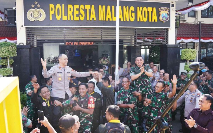 Kapolresta Malang Kota Kombes Pol Putu Kholis bersama Danrem 083/Bdj 
