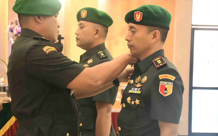 Danrem 081/DSJ Kolonel Arm Untoro Hariyanto saat melantik Dandim 0801/Pacitan Letkol Arh Rudi Ariyanto, Kamis (2/7)