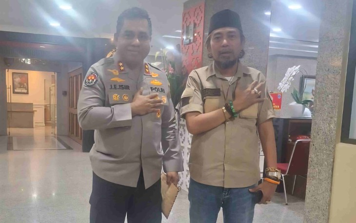 Ketua Umum PW-FRN Agus Flores menyerahkan laporan kesuksesan doa bersama dan shalawat HUT Bhayangkara ke-80 kepada Kadiv Humas Polri Irjen Pol Johnny Eddizon Isir di Mabes Polri, Jumat (3/7/2026).