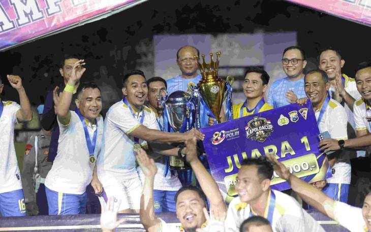 Kapolda Jatim Irjen Pol Nanang Avianto foto bersama juara 