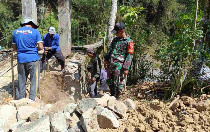 Pembangunan jembatan di wilayah desa binaan
