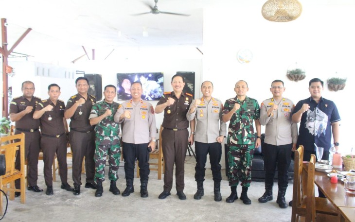 Foto bersama usai makan siang