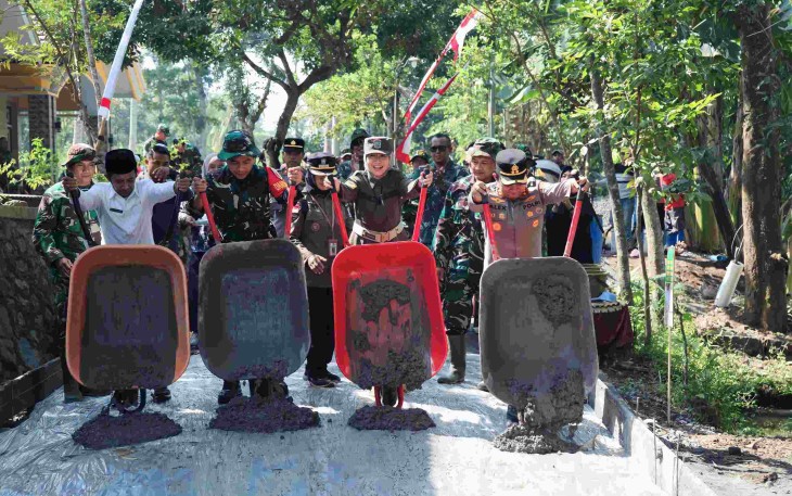Pengecoran jalan secara simbolis TMMD Ke-129 Kodim 0821/Lumajang