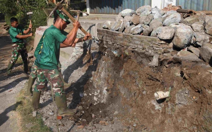 Pembuatan parit di Dusun Lembenah