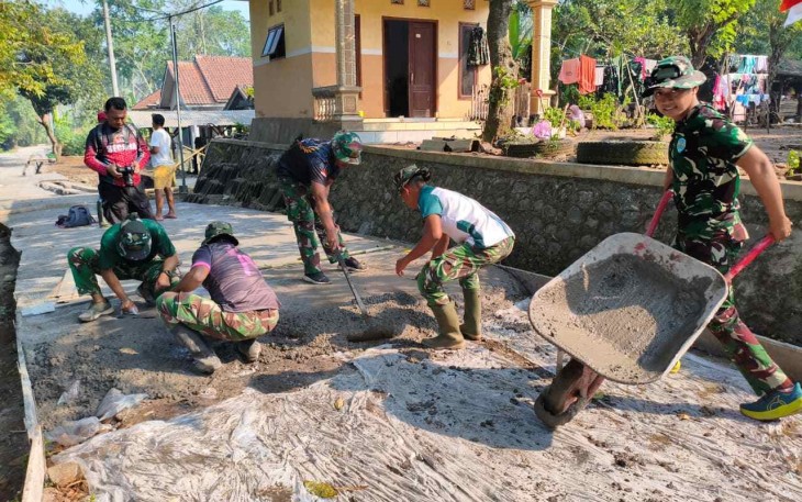 Pengecoran jalan dusun Lembenah