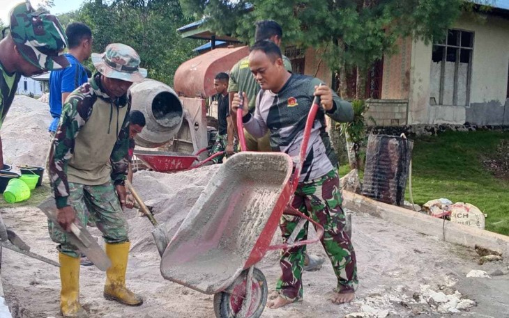 Dansatgas TMMD Ke-129 Kodim 1807/Sorong Selatan Letkol Czi Paulus Caesario saat menuangkan material cor