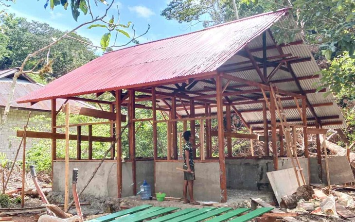 Pengerjaan Rumah Layak Huni, program TMMD ke-129 Kodim 1807/Sorong Selatan