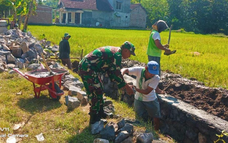 Gotong royong bangun saluran irigasi di wilayah desa binaan