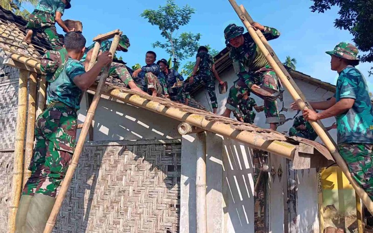 Pembongkaran rumah ibu Ety di dusun Lembenah
