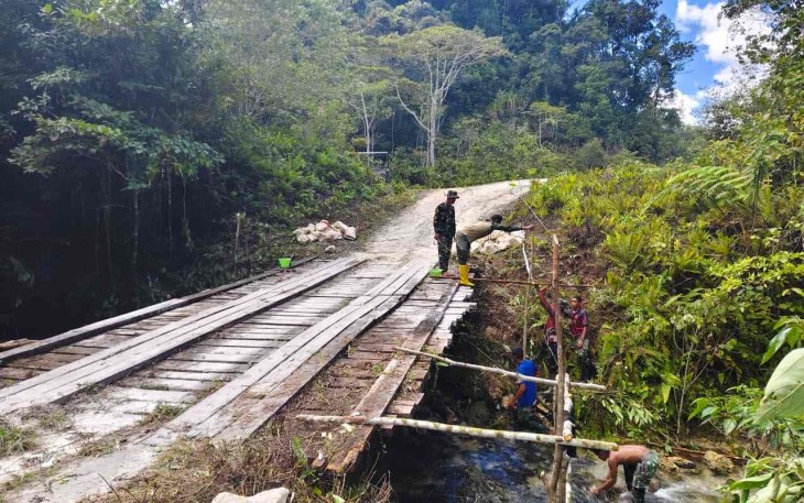 Pembangunan jembatan beton di kampung Sesor