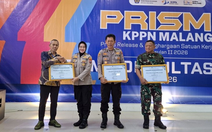 Polresta Malang Kota saat menerima penghargaan