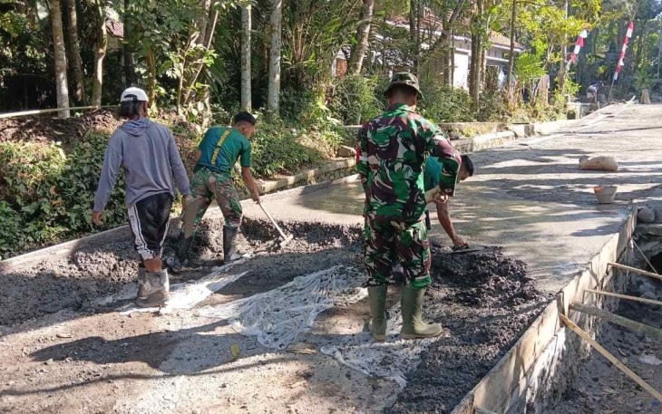 Pengecoran rabat jalan di dusun Lembenah