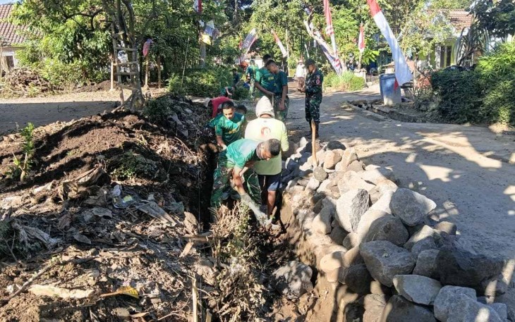 Pengerjaan saluran irigasi di dusun Lembenah