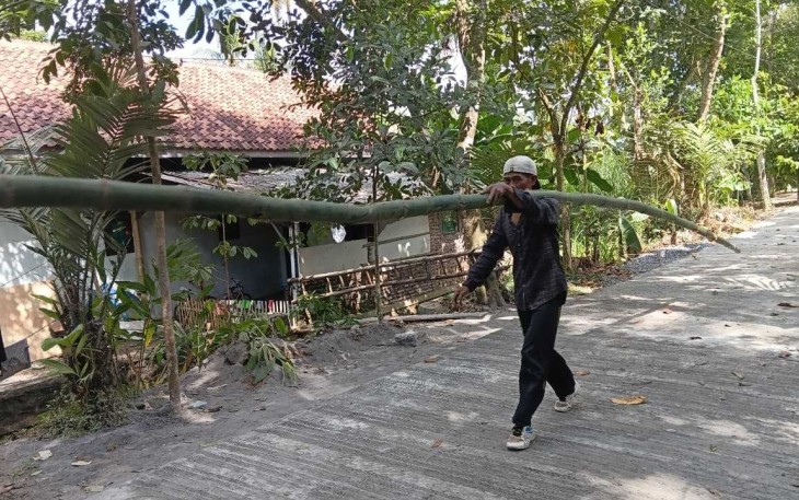 Antusias warga bantu membawa bambu untuk pengecoran