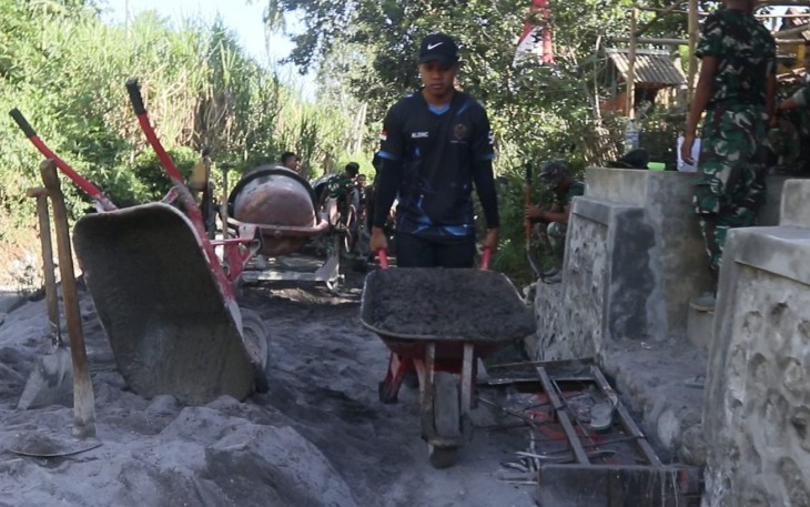 Pengecoran rabat jalan di dusun Lembenah