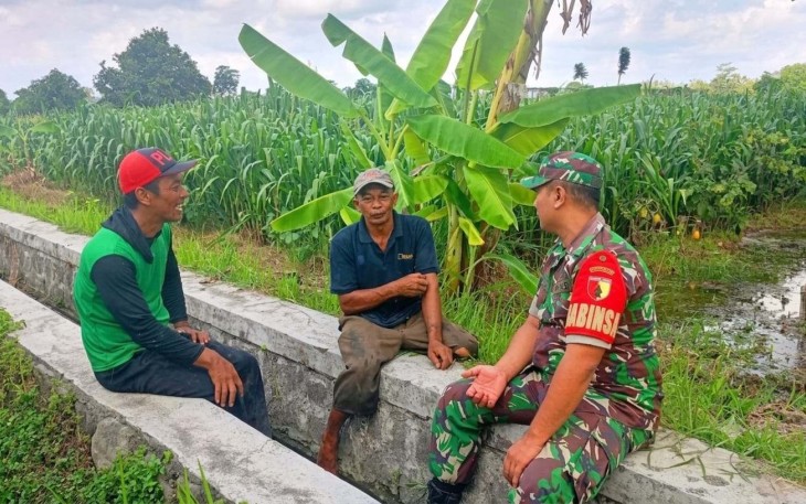 Pendampingan babinsa memberikan penyuluhan petani desa binaan