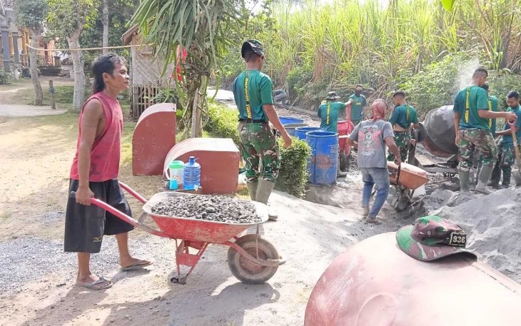 Antusias warga percepat pembangunan rabat beton