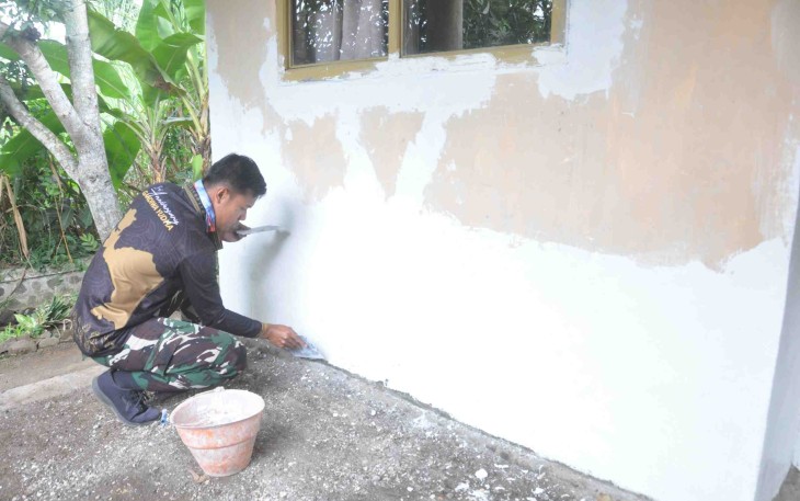 Perapihan acian dinding RTLH